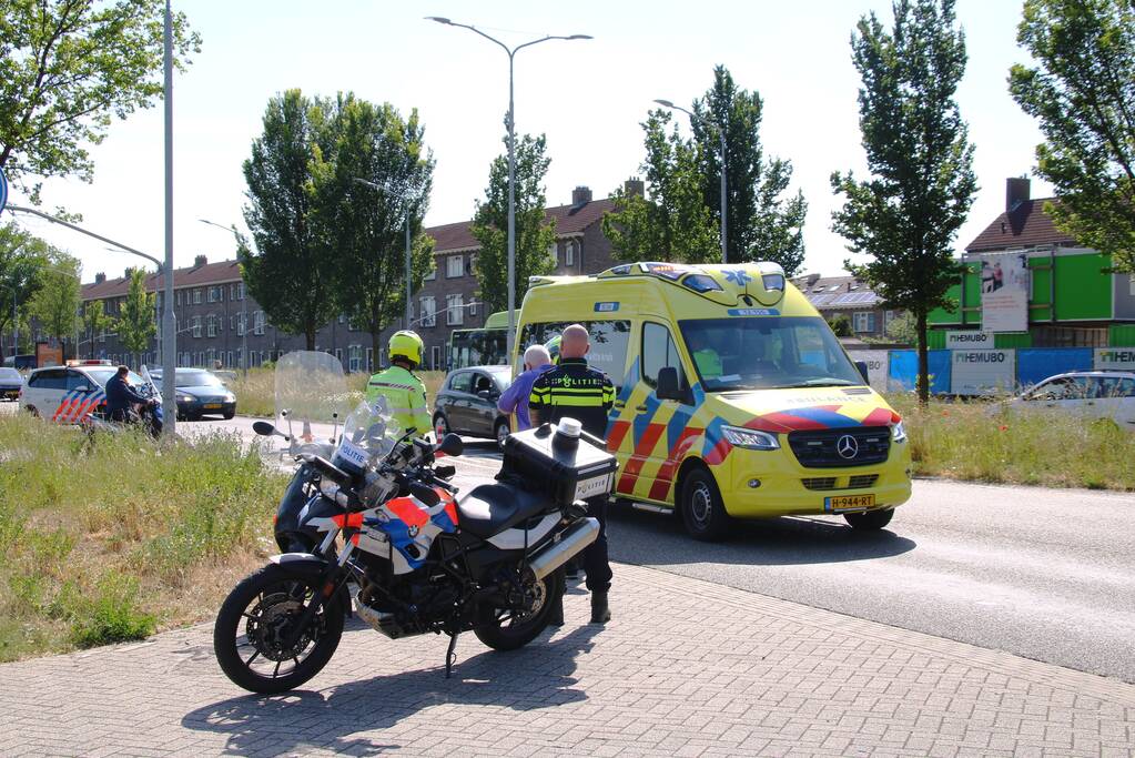 Scooterrijder gewond na botsing met personenauto