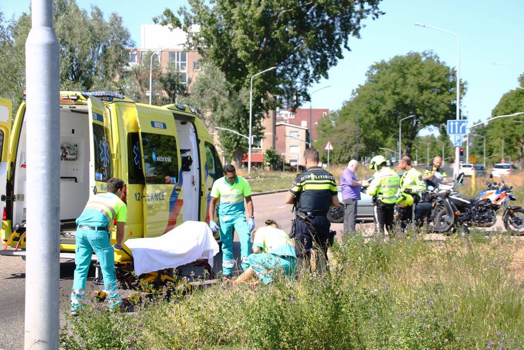 Scooterrijder gewond na botsing met personenauto