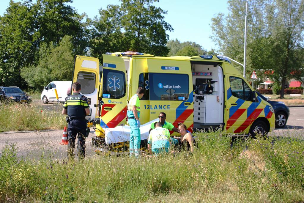 Scooterrijder gewond na botsing met personenauto