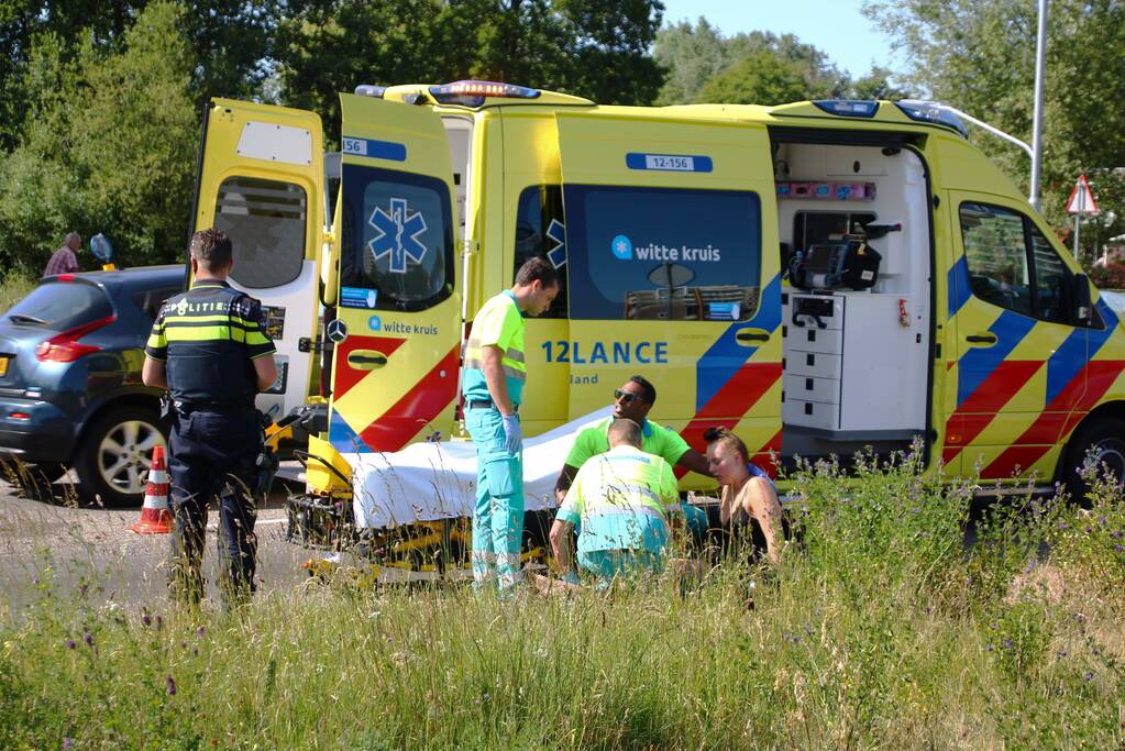 Scooterrijder gewond na botsing met personenauto