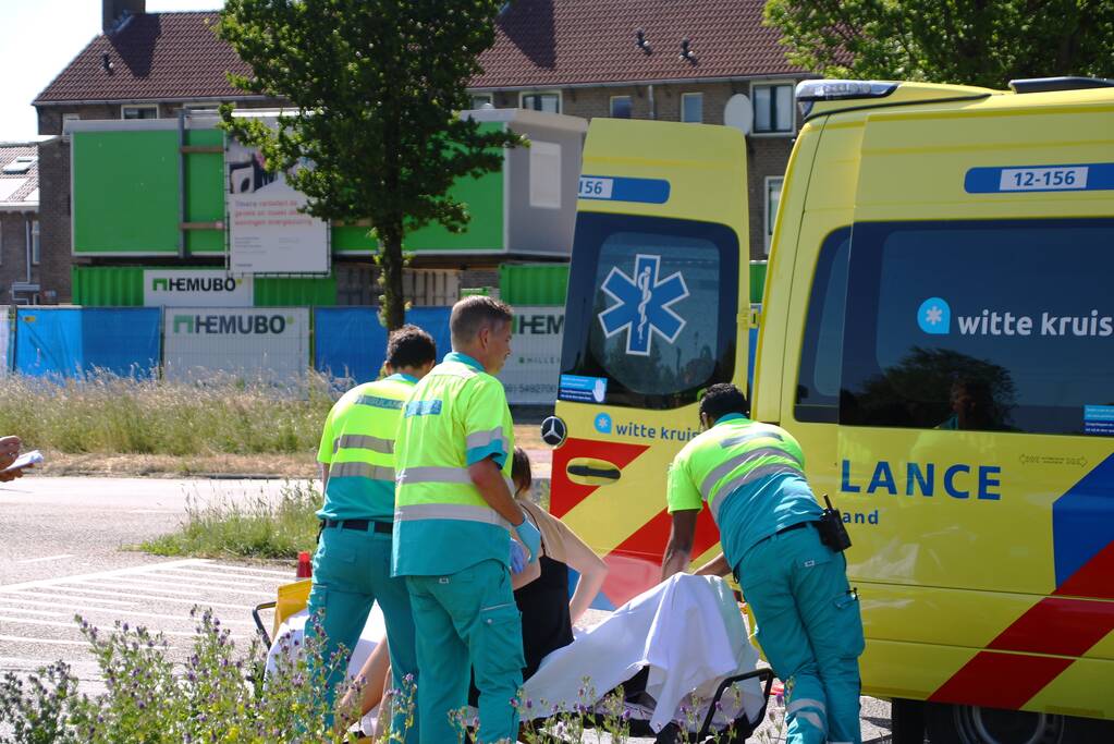 Scooterrijder gewond na botsing met personenauto