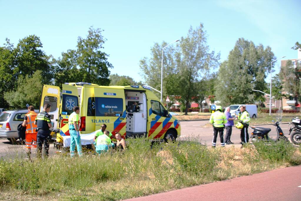 Scooterrijder gewond na botsing met personenauto