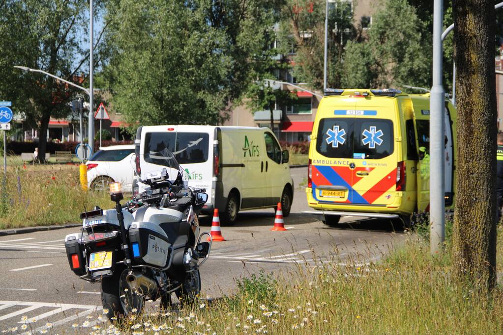 Scooterrijder gewond na botsing met personenauto