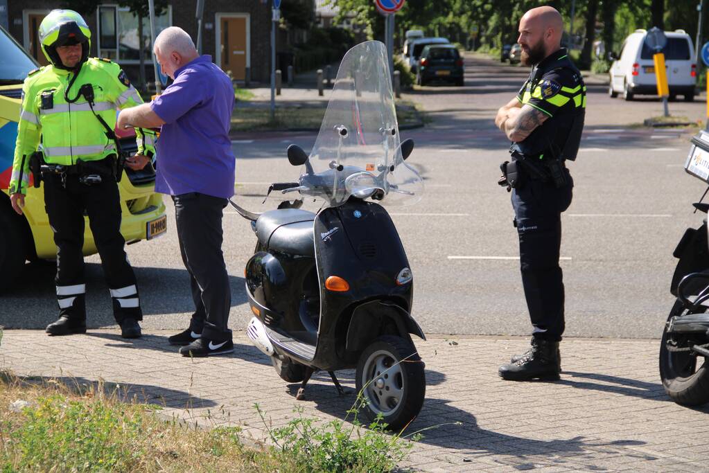 Scooterrijder gewond na botsing met personenauto