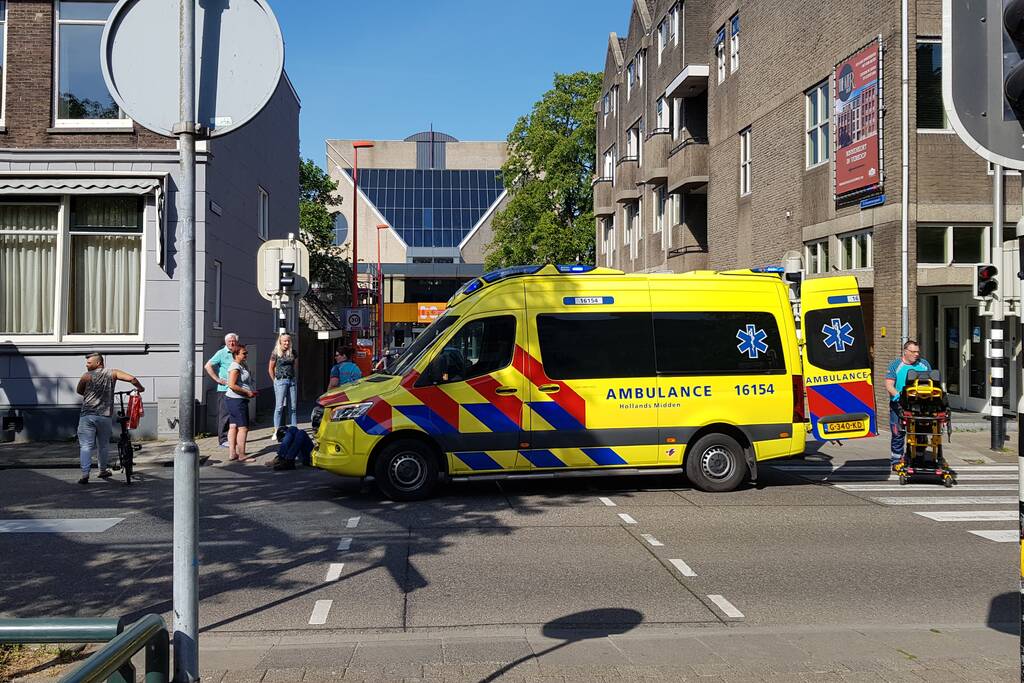 Scooterrijder gewond na aanrijding met auto