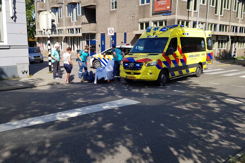 Scooterrijder gewond na aanrijding met auto