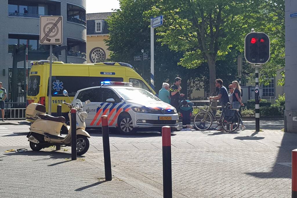 Scooterrijder gewond na aanrijding met auto