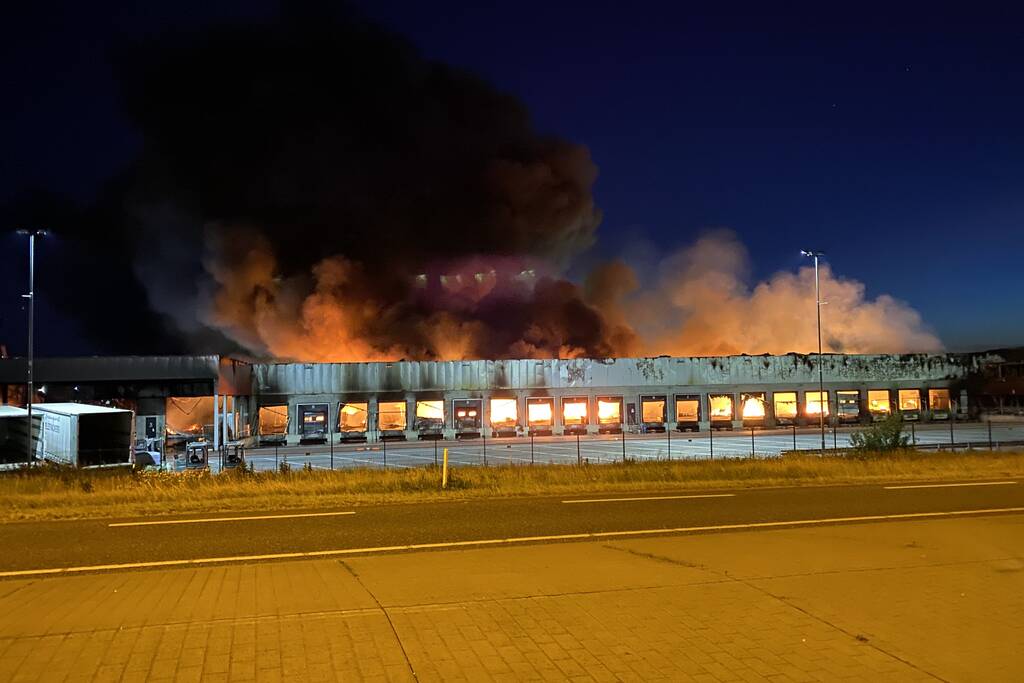 Zeer grote brand bij transportbedrijf