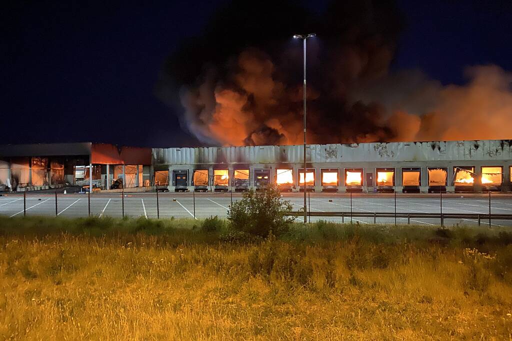 Zeer grote brand bij transportbedrijf