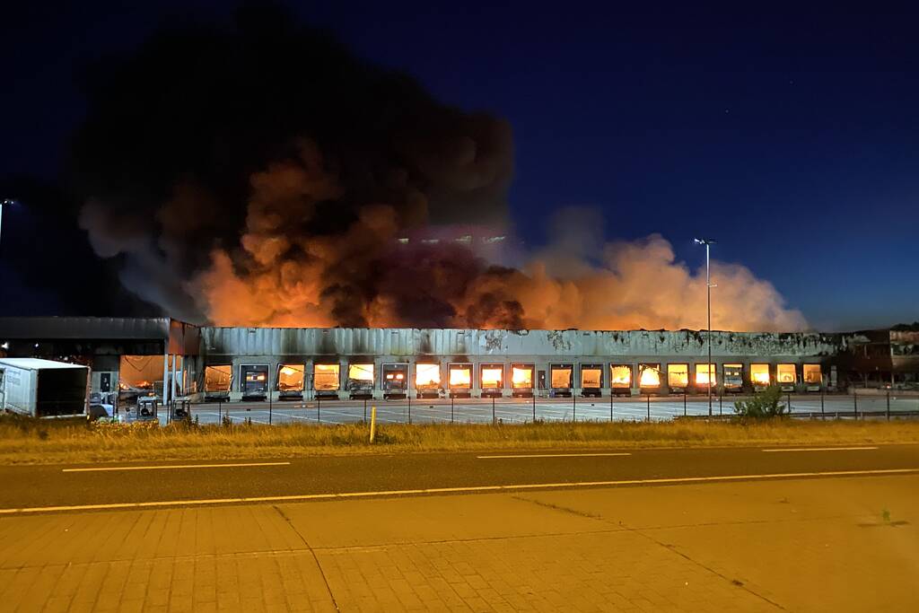 Zeer grote brand bij transportbedrijf