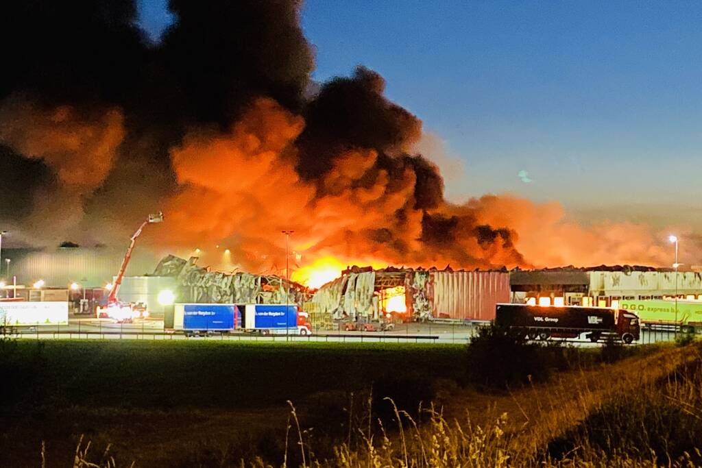 Zeer grote brand bij transportbedrijf
