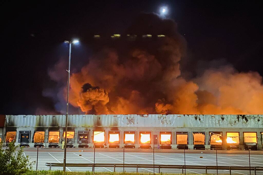 Zeer grote brand bij transportbedrijf