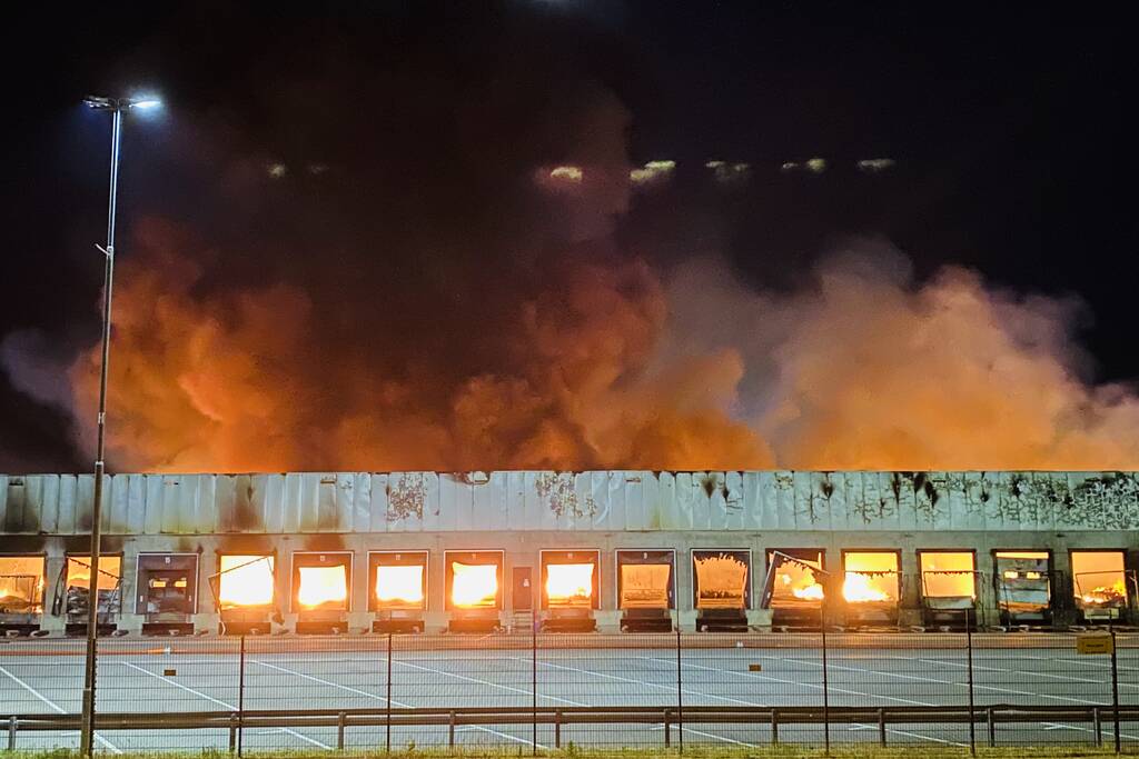 Zeer grote brand bij transportbedrijf