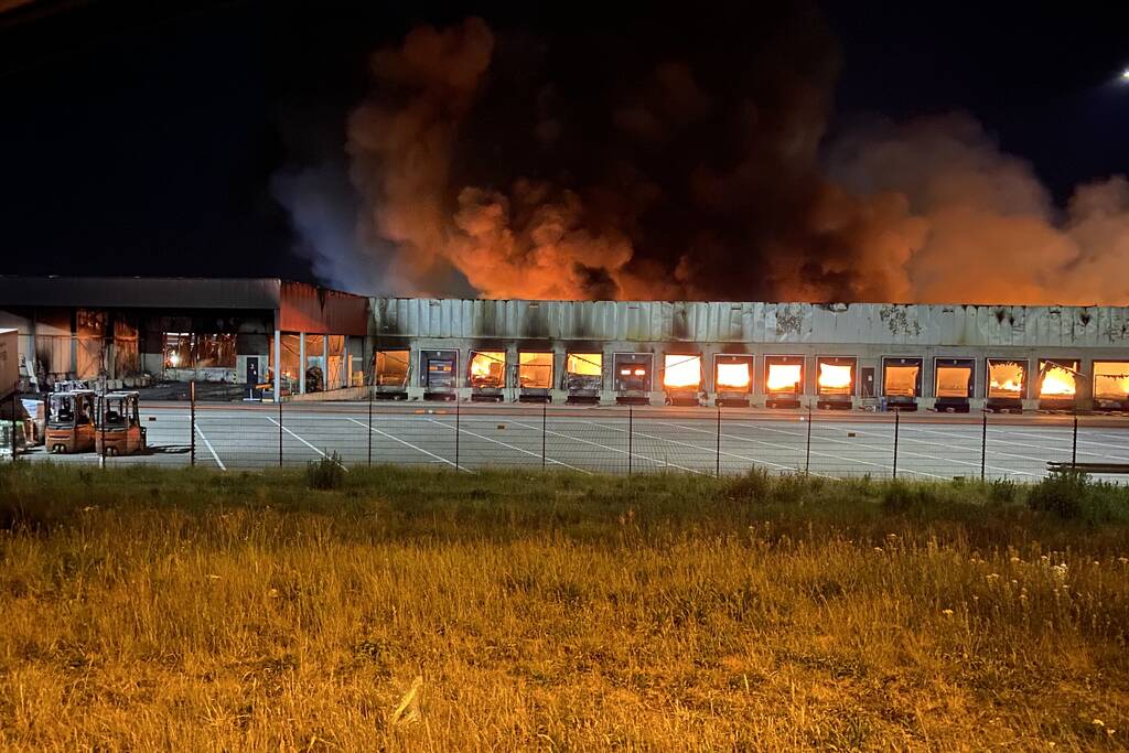 Zeer grote brand bij transportbedrijf