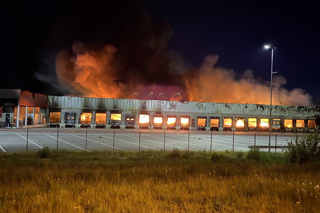 Zeer grote brand bij transportbedrijf