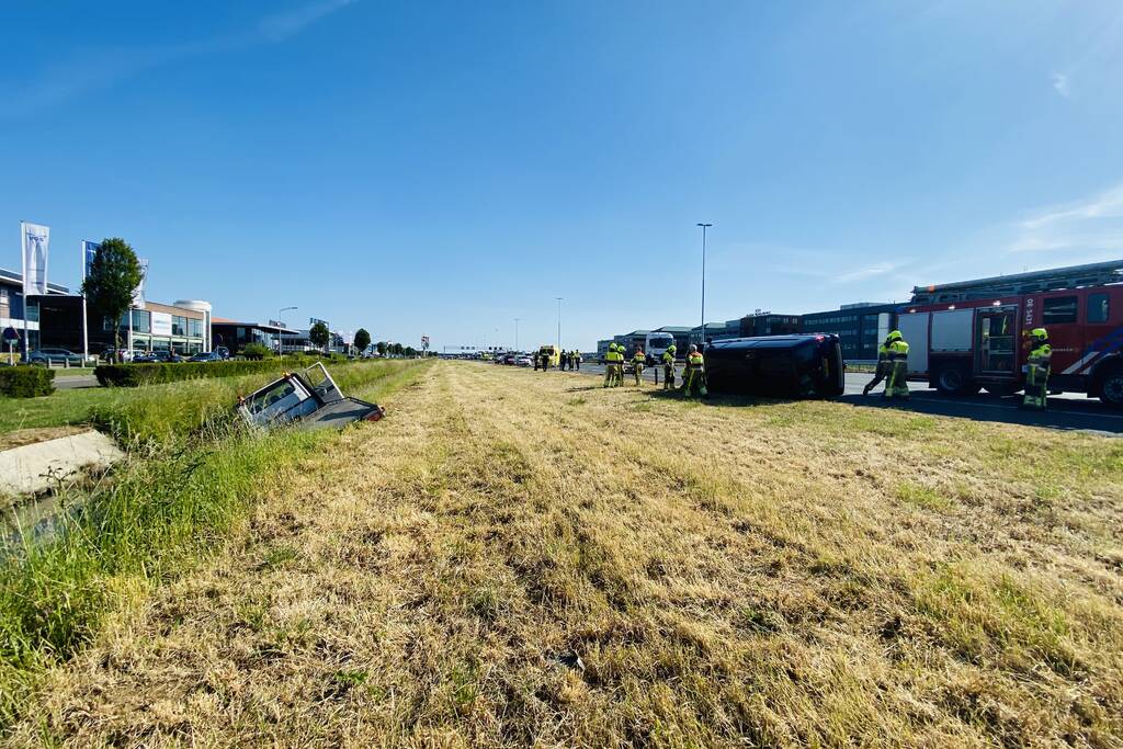 Bestelbus op zijn kant autoambulance in de sloot