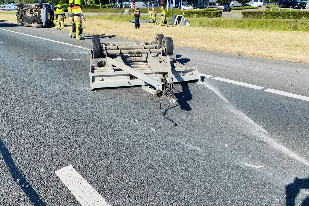 Bestelbus op zijn kant autoambulance in de sloot
