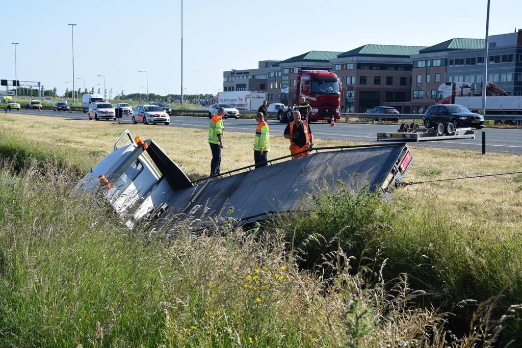 Bestelbus op zijn kant autoambulance in de sloot