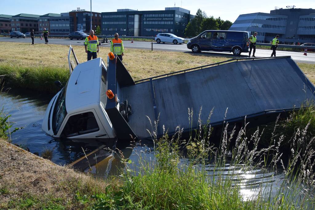 Bestelbus op zijn kant autoambulance in de sloot