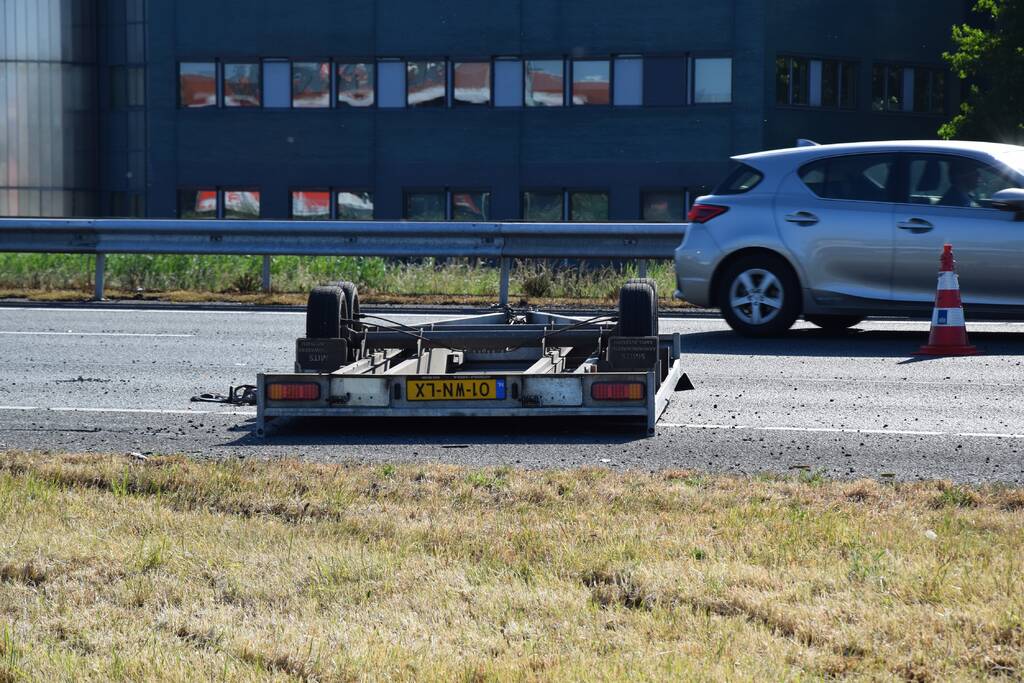 Bestelbus op zijn kant autoambulance in de sloot