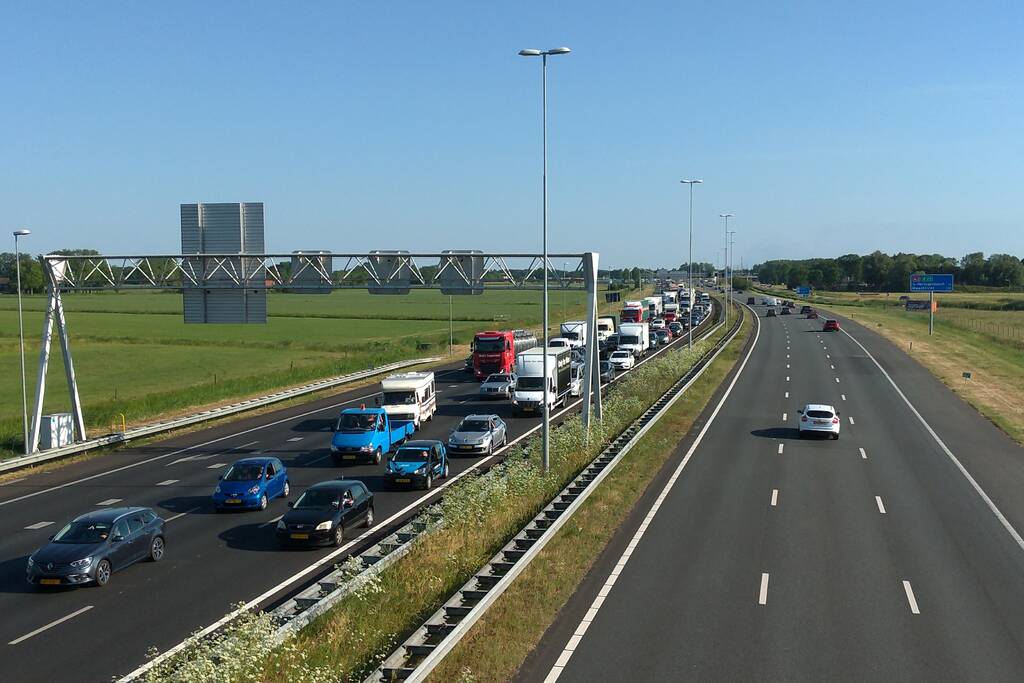 Bestelbus op zijn kant autoambulance in de sloot
