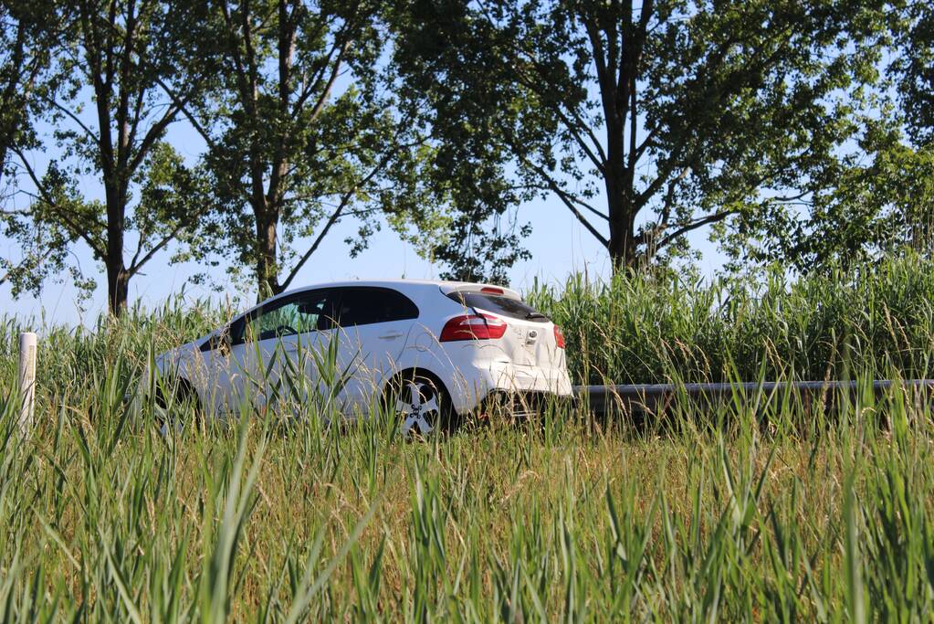 Kop-staart aanrijding met twee voertuigen