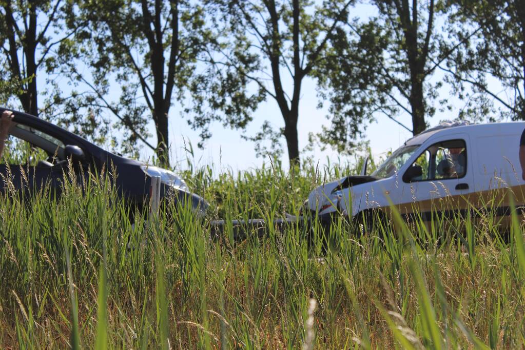 Kop-staart aanrijding met twee voertuigen