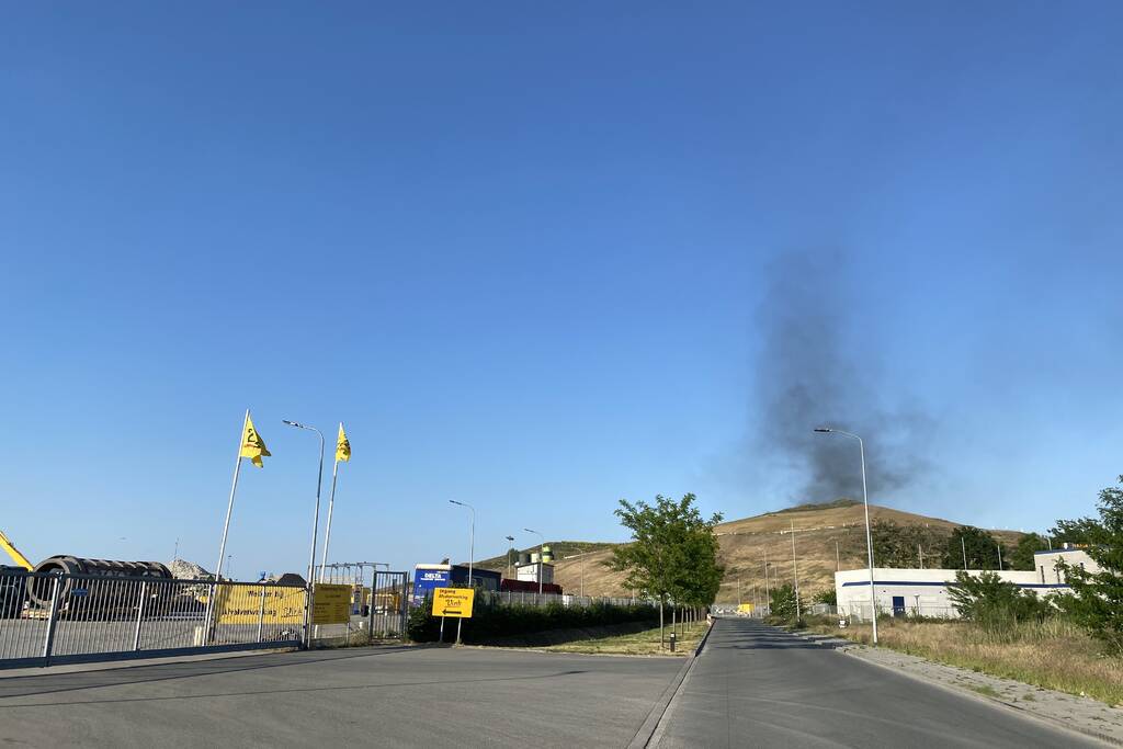 Flinke rookontwikkeling bij brand op vuilstort