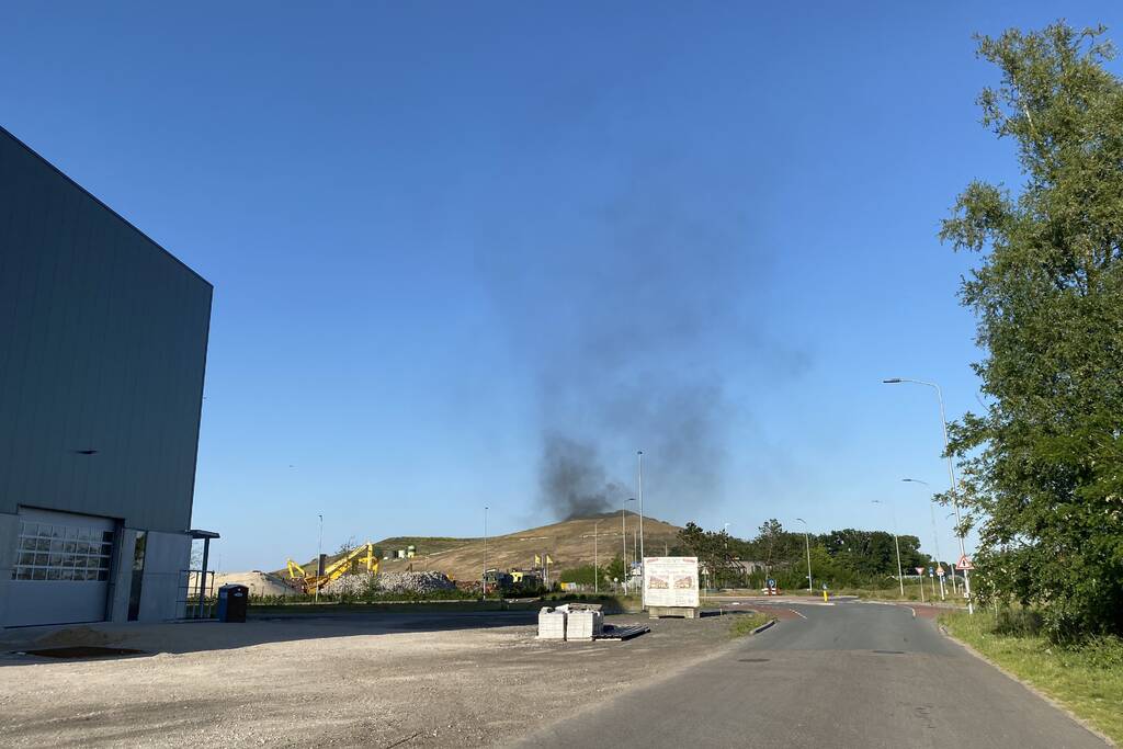 Flinke rookontwikkeling bij brand op vuilstort