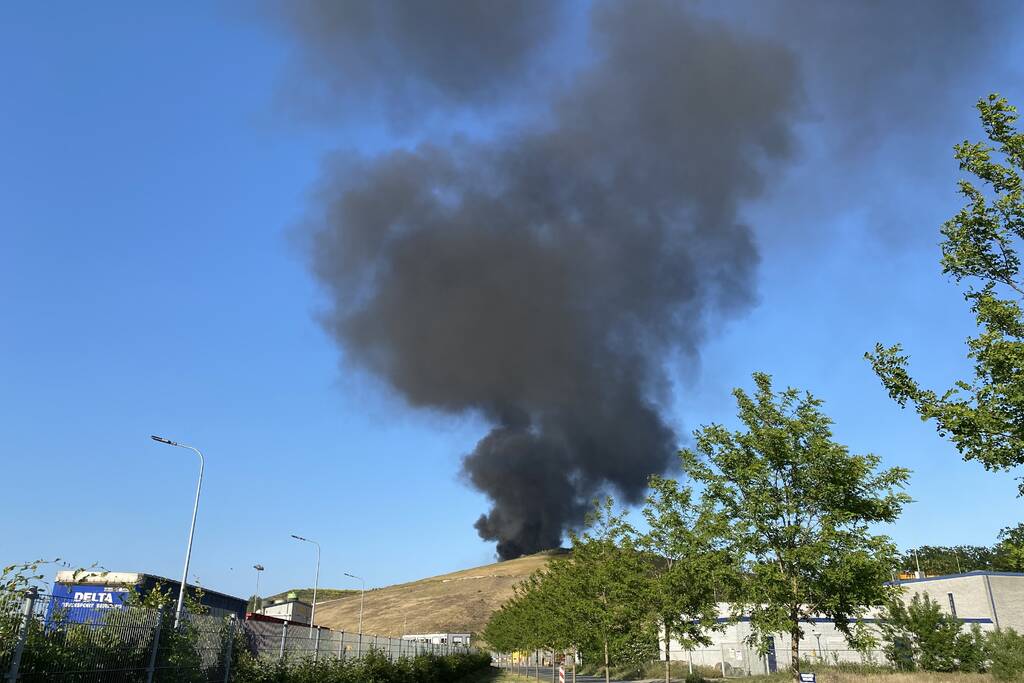 Flinke rookontwikkeling bij brand op vuilstort