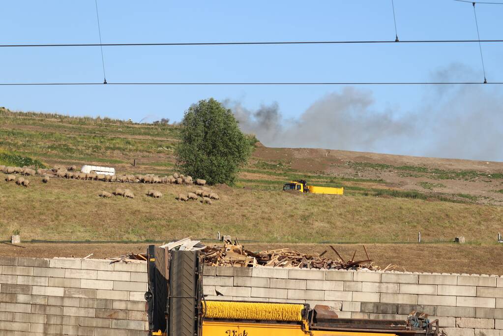 Flinke rookontwikkeling bij brand op vuilstort