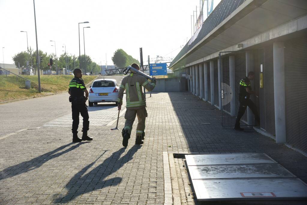 Brandweer onderzoekt rookontwikkeling in kantoorpand