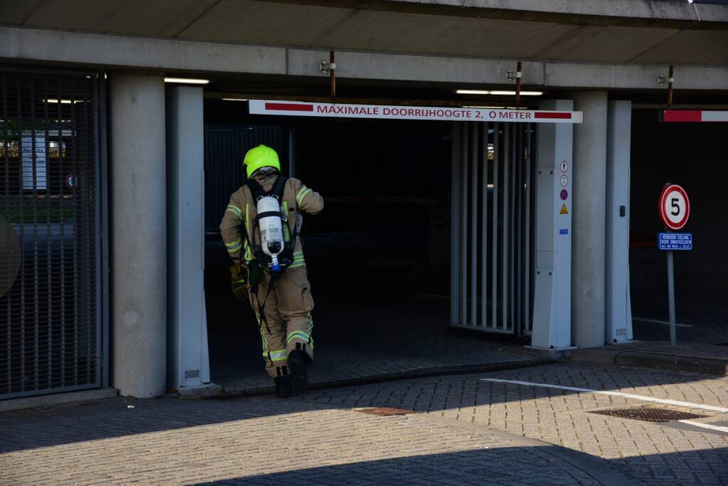 Brandweer onderzoekt rookontwikkeling in kantoorpand