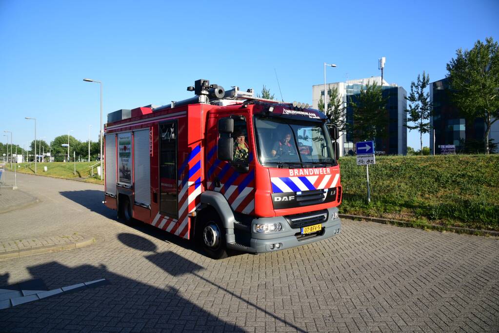 Brandweer onderzoekt rookontwikkeling in kantoorpand