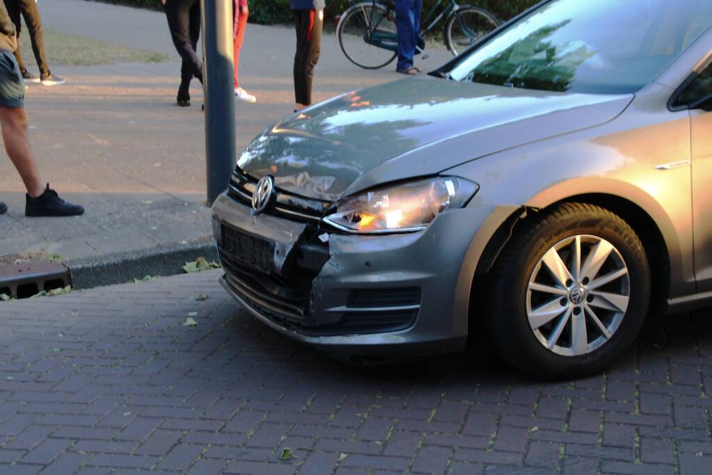 Scooterrijder gewond na botsing op rotonde