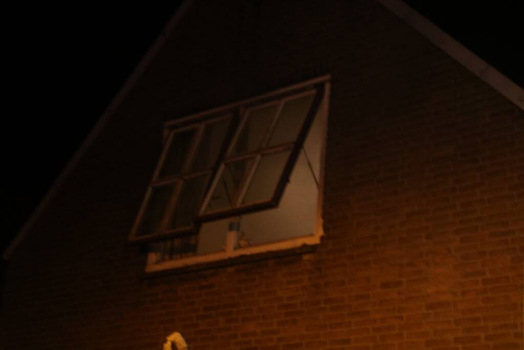 Persoon springt uit raam bij woningbrand