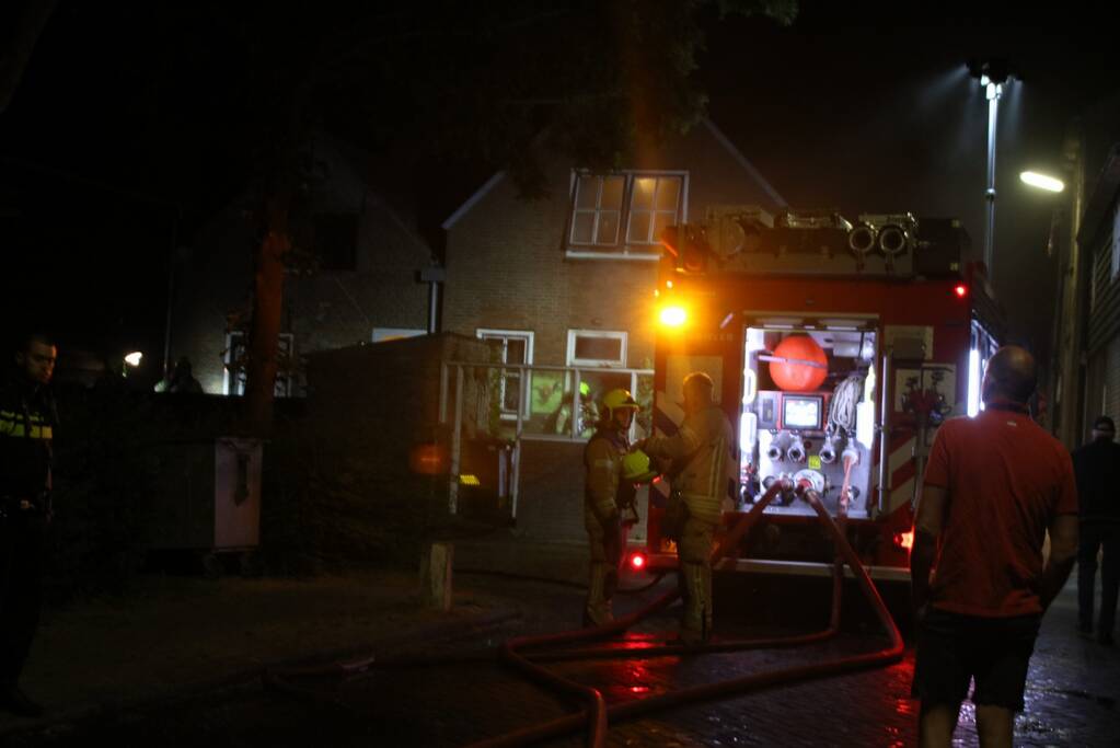 Persoon springt uit raam bij woningbrand