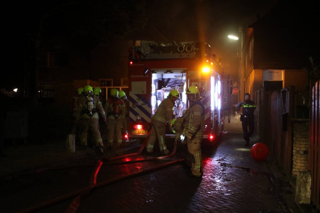 Persoon springt uit raam bij woningbrand