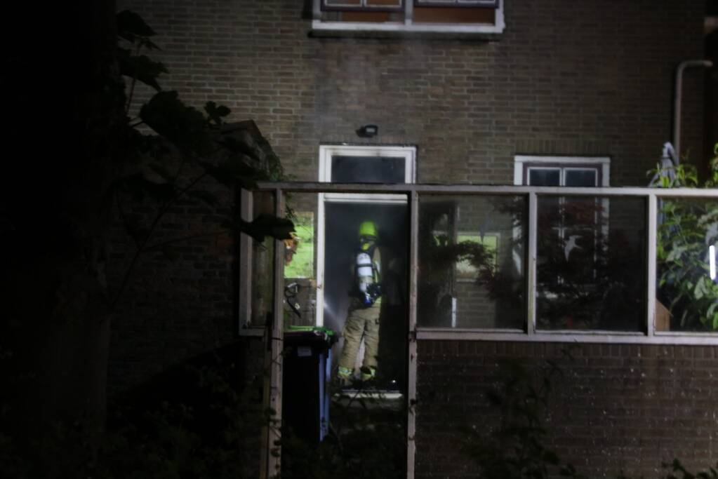 Persoon springt uit raam bij woningbrand