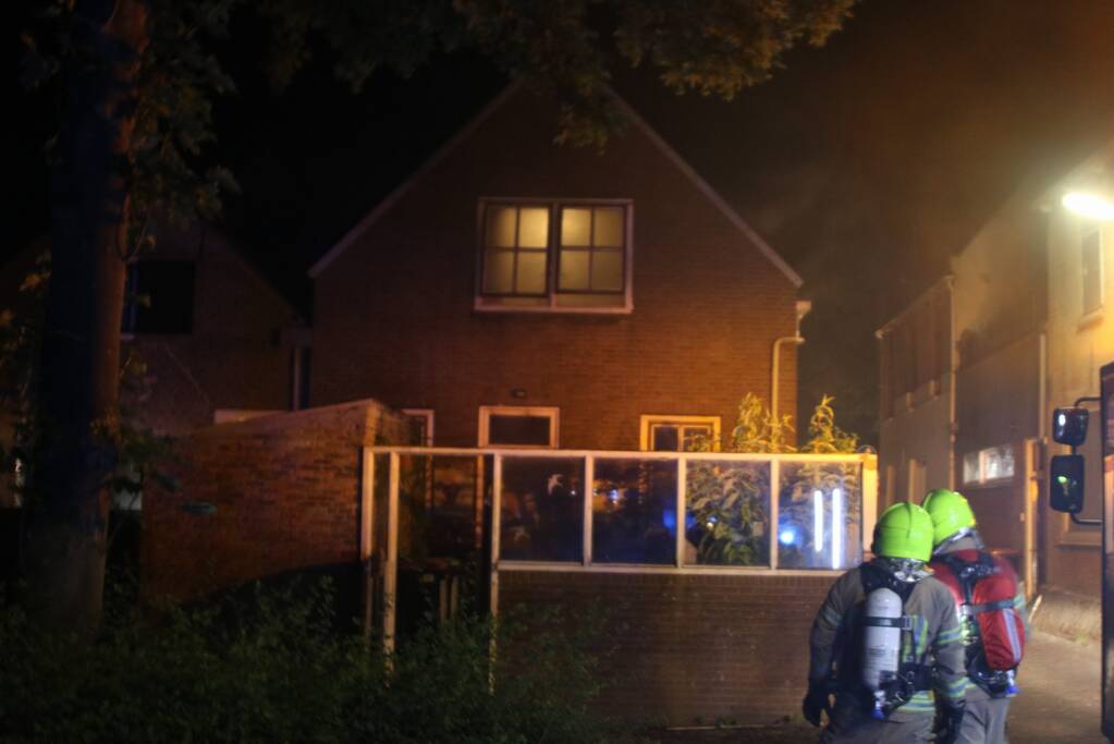 Persoon springt uit raam bij woningbrand