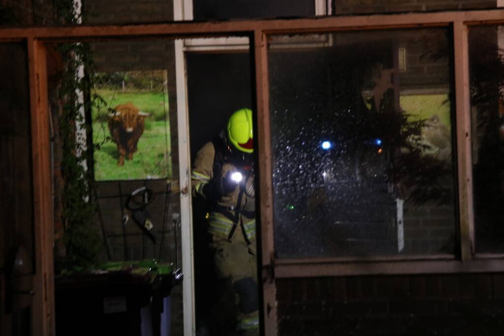 Persoon springt uit raam bij woningbrand