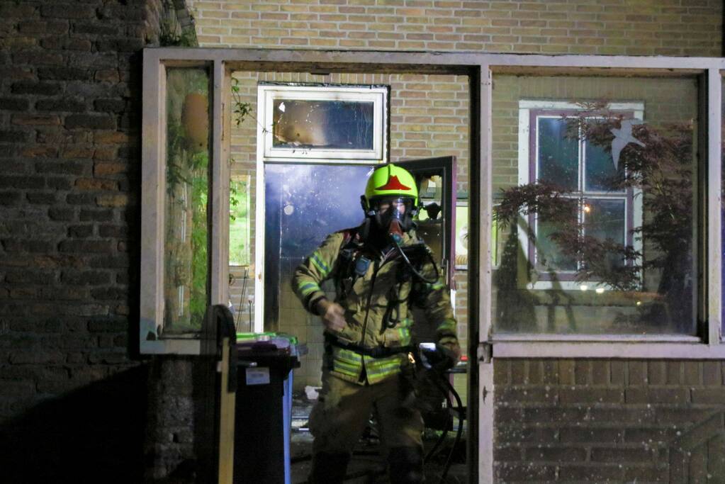 Persoon springt uit raam bij woningbrand