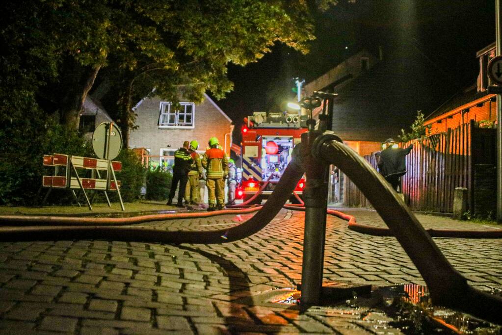 Persoon springt uit raam bij woningbrand