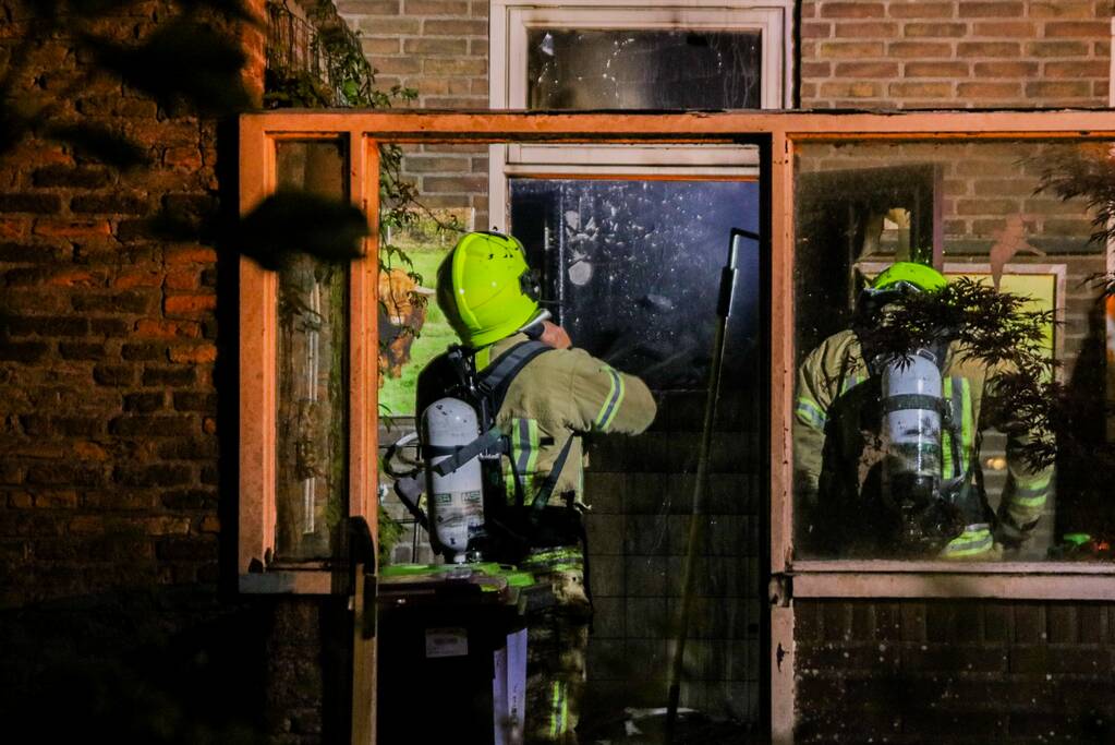 Persoon springt uit raam bij woningbrand