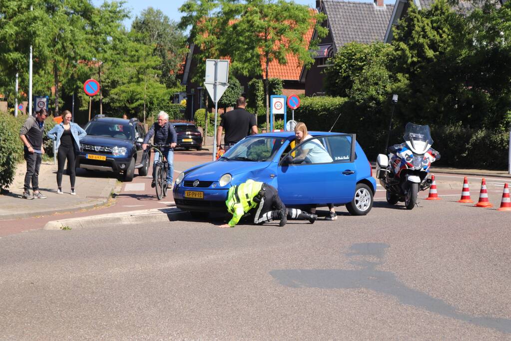 Twee auto's botsen op rotonde