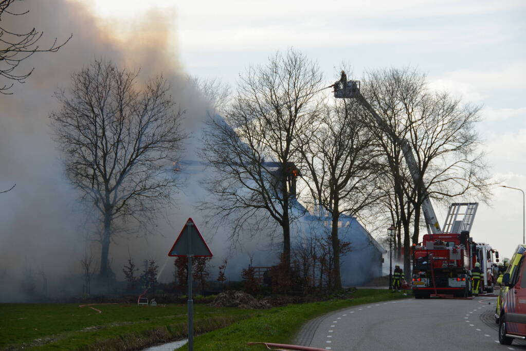 Zeer grote brand in woonboerderij