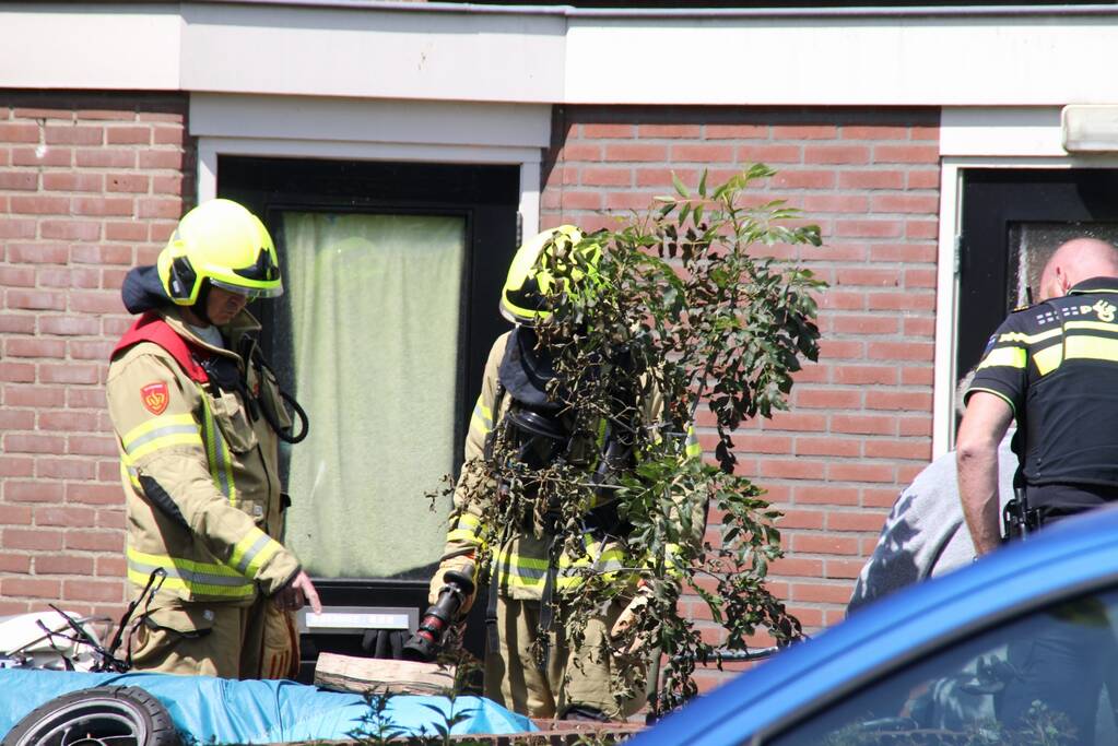 Kliko in de brand, straat afgesloten