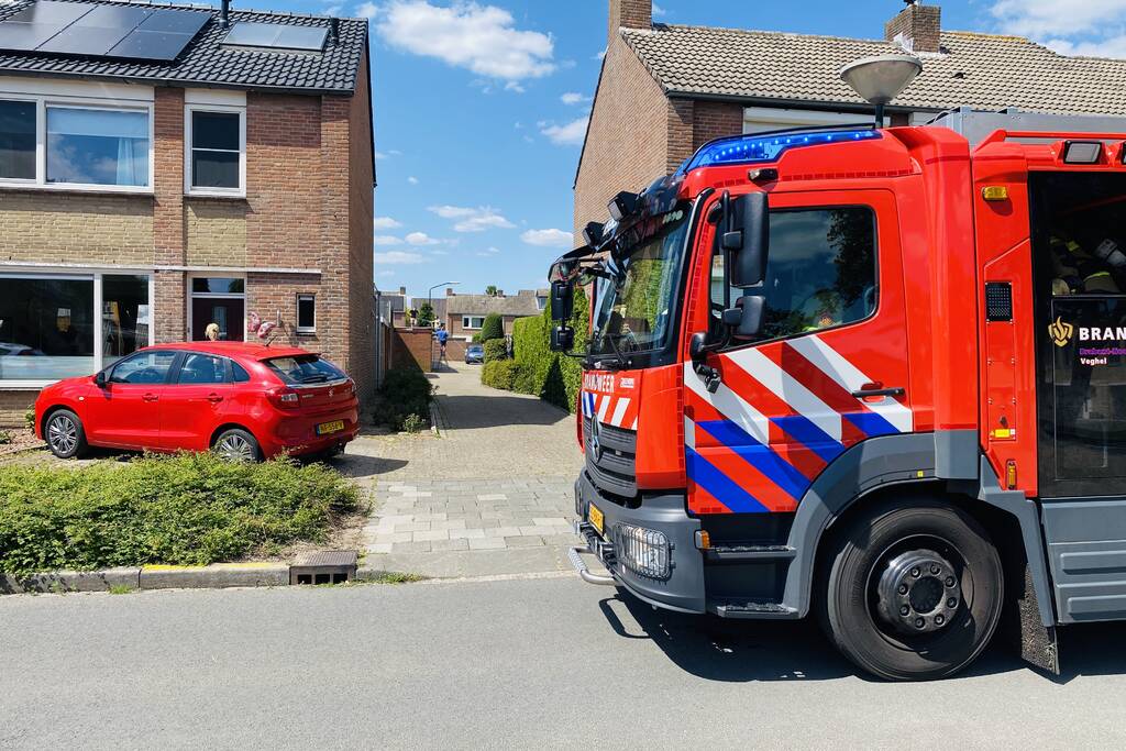 Dak van schuur in brand