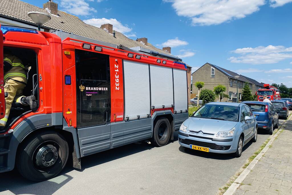 Dak van schuur in brand