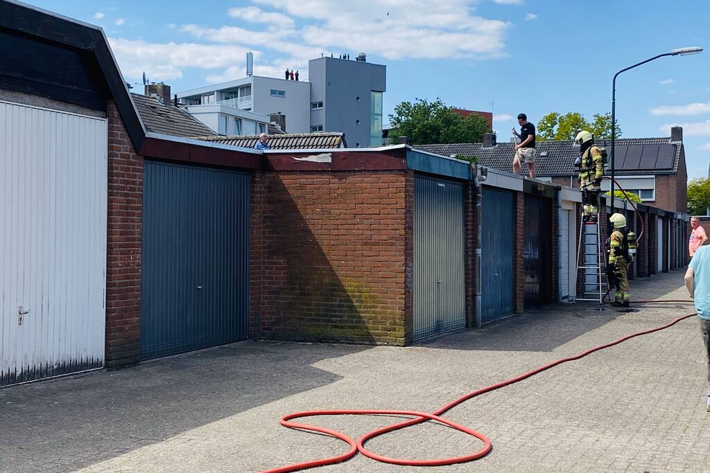 Dak van schuur in brand